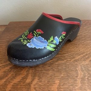 Clogs with painted flowers